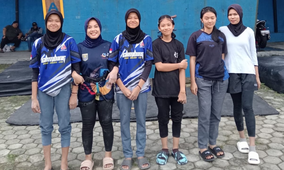 Enam dari Tujuh Atlet Putri FPTI Lampung yang lolos babak Final di Venue Wall Climbing FPTI di PKOR Way Halim Lampung (Foto : Hms FPTI)